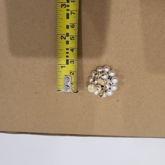 Vintage Faux Pearl and  Gold Leaf/Flower  Clip on Earrings - Picture 7 of 8